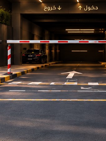 بوابة وحاجز مدخل المواقف
